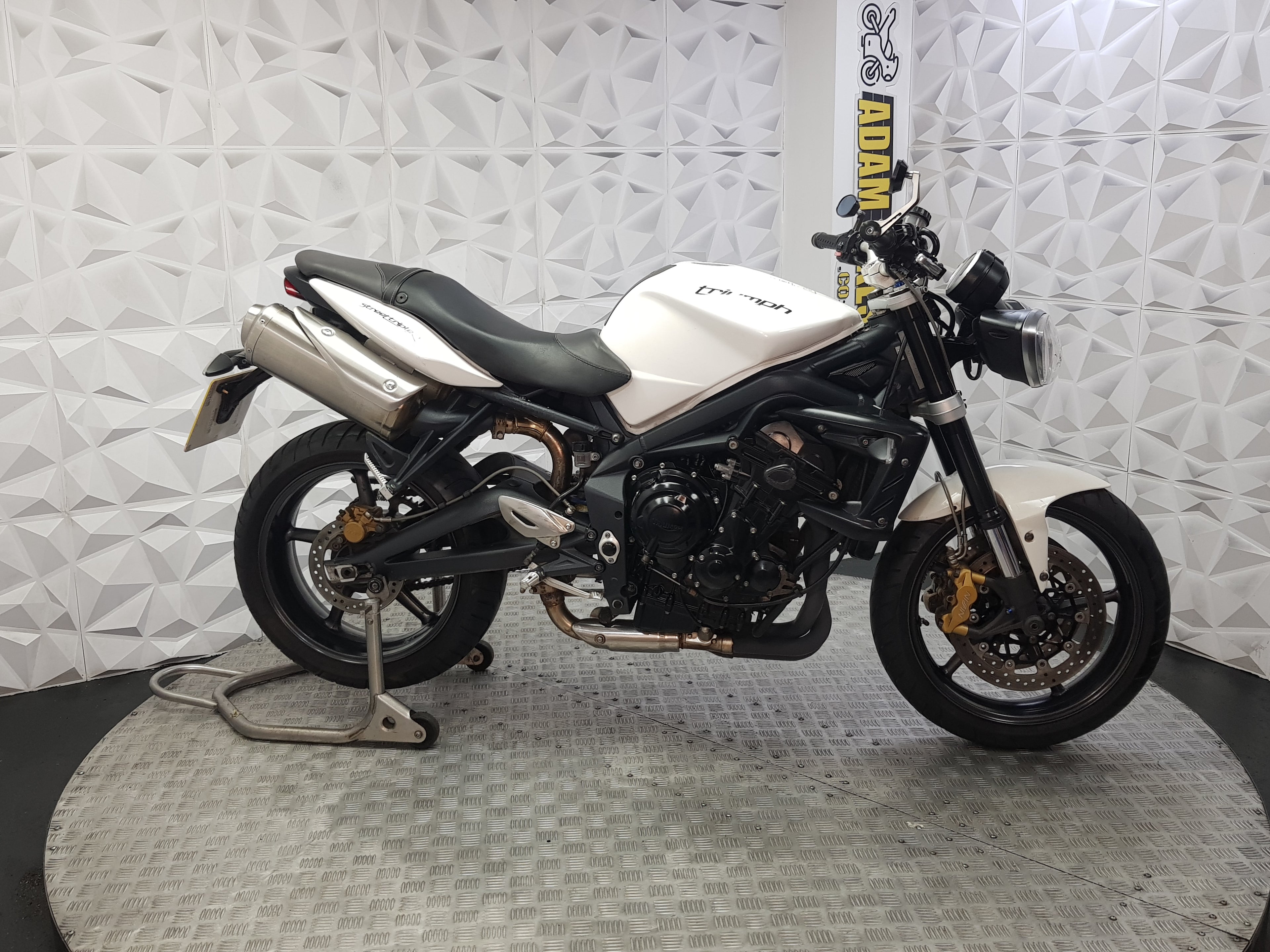 2011 TRUIMPH STREET TRIPLE 675 R