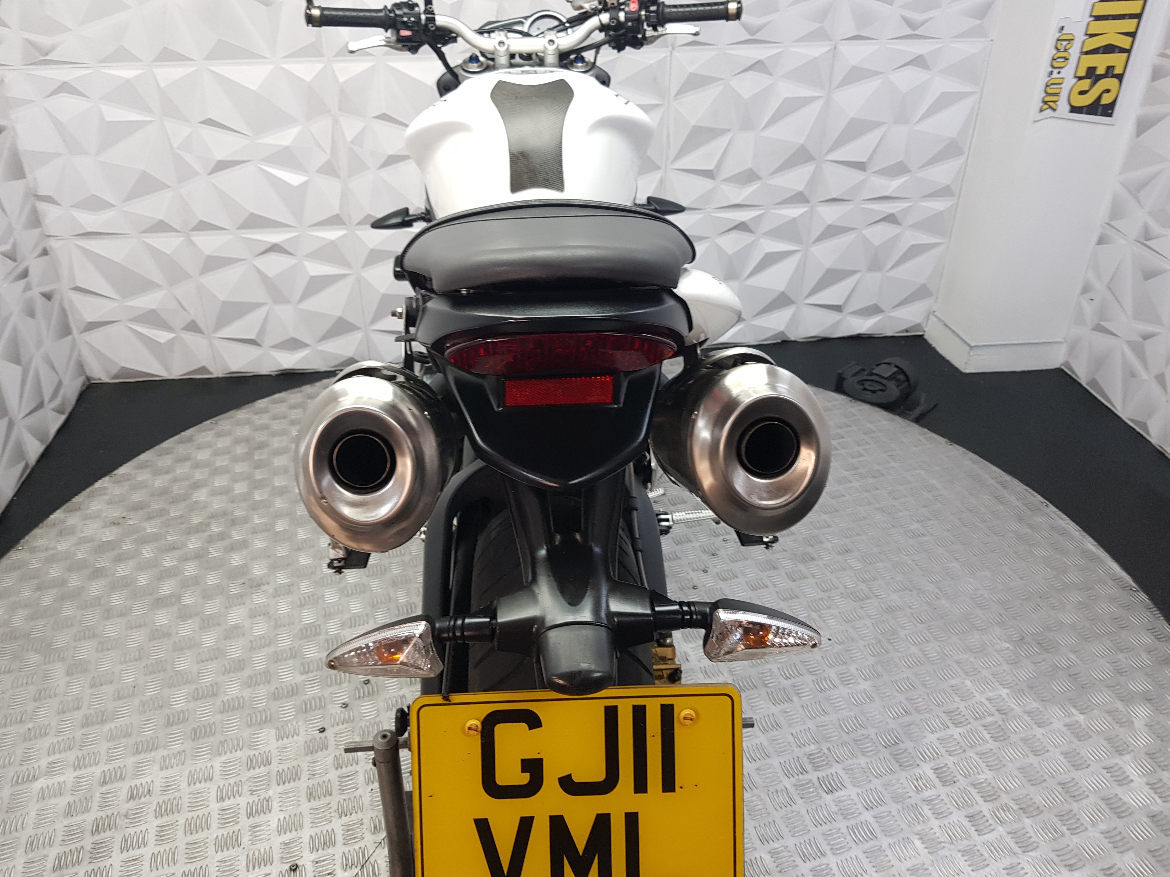 2011 TRUIMPH STREET TRIPLE 675 R