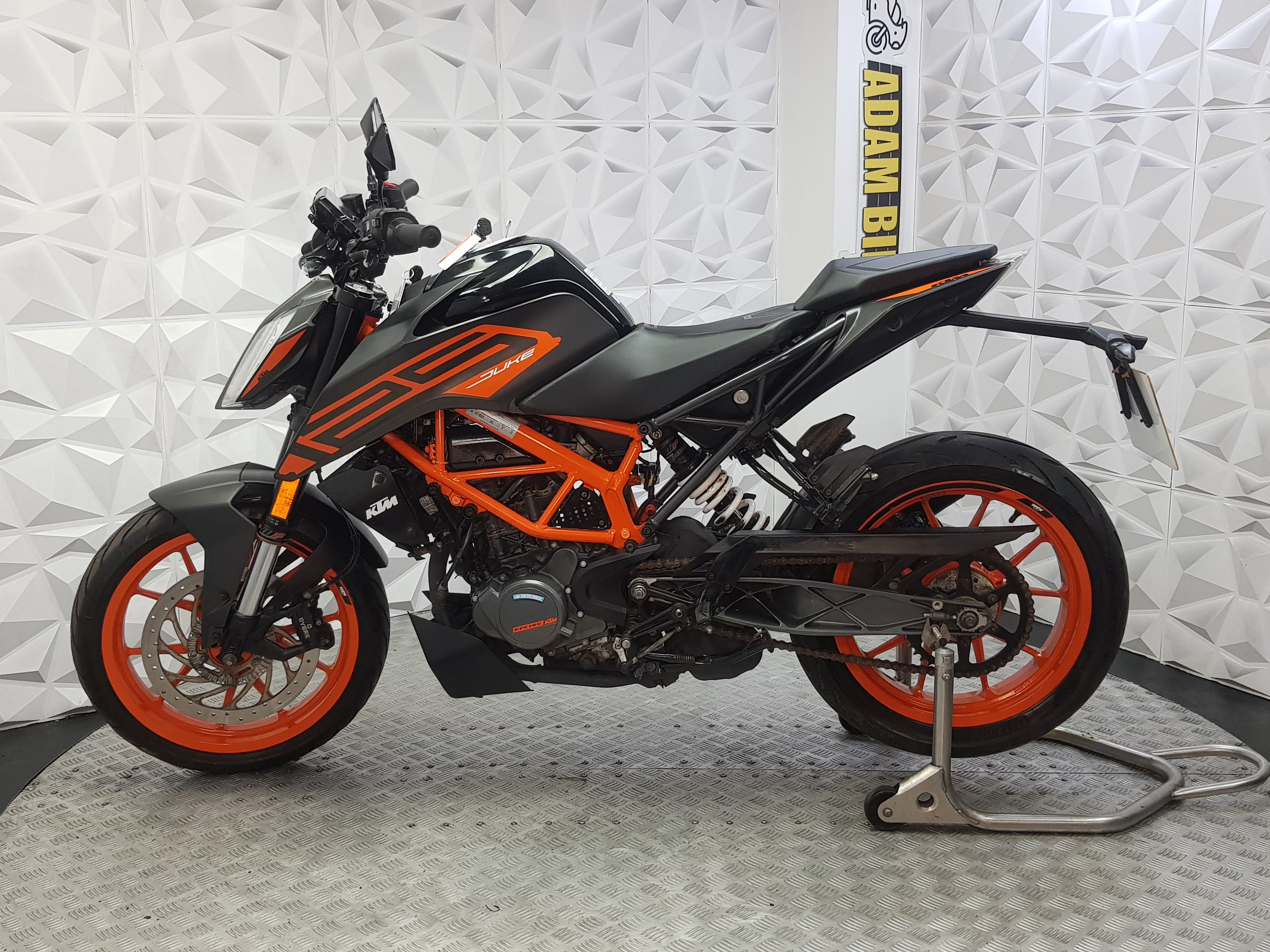 2022 KTM DUKE 125 ABS